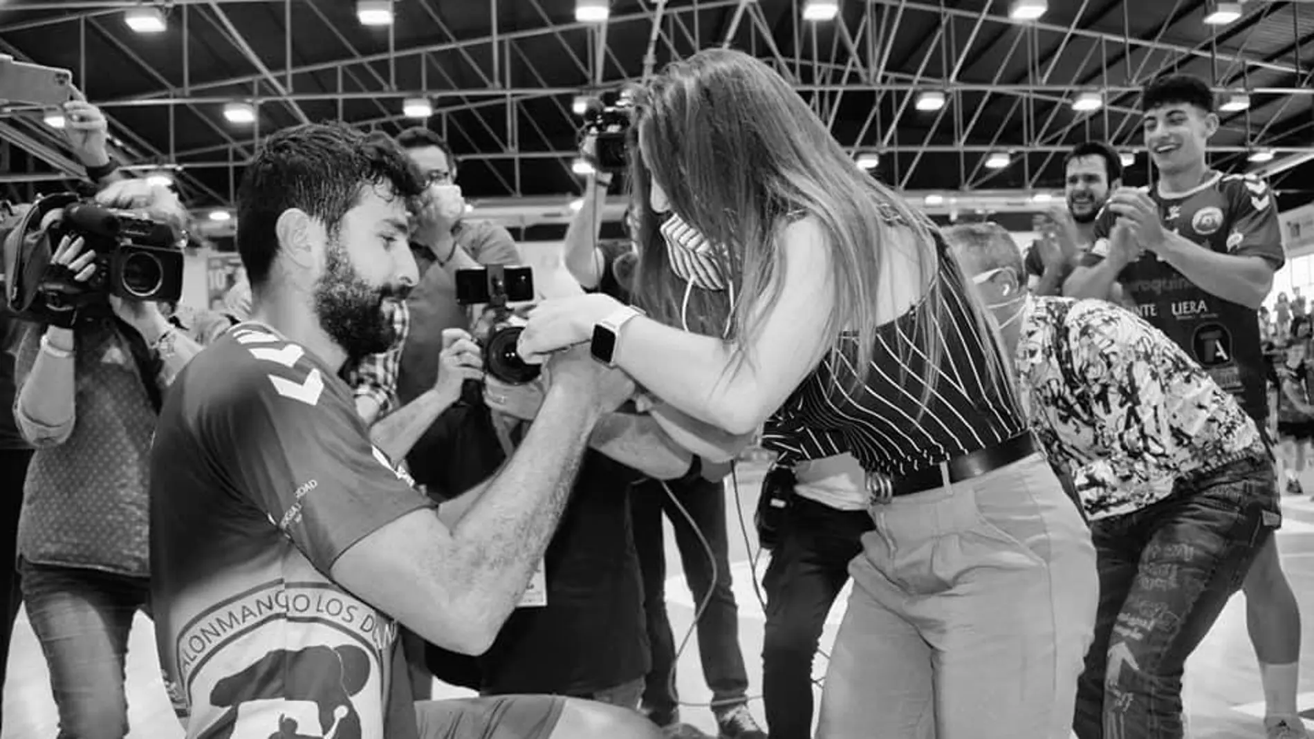 Nacho Del Castillo, jugador del Iberoquinoa, pide matrimonio a su pareja en plena celebración por el ascenso a la Asobal