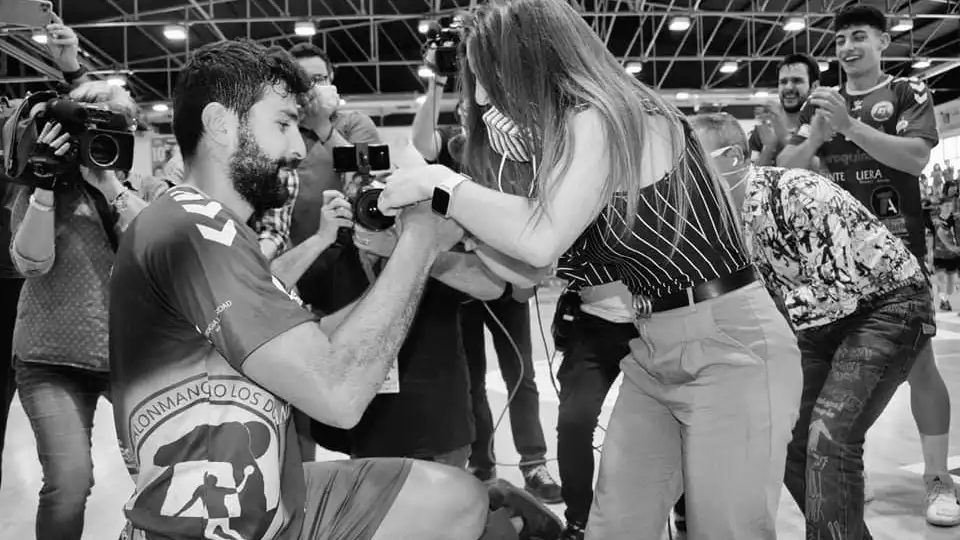 Nacho Del Castillo, jugador del Iberoquinoa, pide matrimonio a su pareja en plena celebración por el ascenso a la Asobal Nacho Del Castillo, jugador del Iberoquinoa, pide matrimonio a su pareja en plena celebración por el ascenso a la Asobal