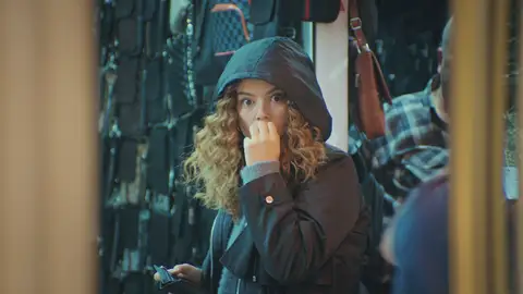 El inquietante descubrimiento de Sirin tras espiar a Bahar y Bersan en 'Mujer' El inquietante descubrimiento de Sirin tras espiar a Bahar y Bersan en 'Mujer'