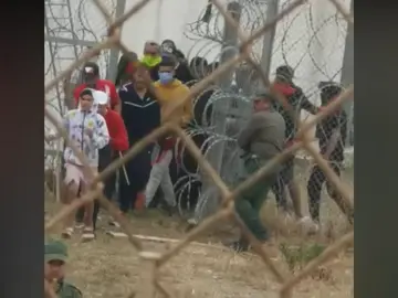 Graban la falta de seguridad de Marruecos y cómo las fuerzas de seguridad dejan pasar a los inmigrantes Graban la falta de seguridad de Marruecos y cómo las fuerzas de seguridad dejan pasar a los inmigrantes