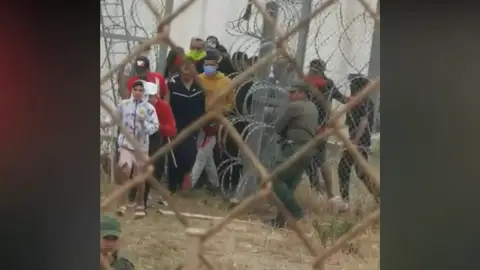 Graban la falta de seguridad de Marruecos y cómo las fuerzas de seguridad dejan pasar a los inmigrantes Graban la falta de seguridad de Marruecos y cómo las fuerzas de seguridad dejan pasar a los inmigrantes