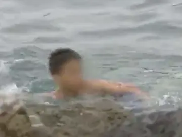 Menores marroquíes a nado para llegar a Ceuta Menores marroquíes a nado para llegar a Ceuta