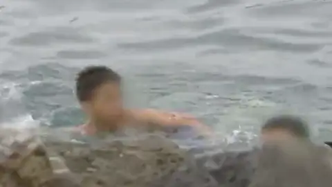 Menores marroquíes a nado para llegar a Ceuta Menores marroquíes a nado para llegar a Ceuta