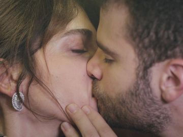 Raif se atreve a dar el paso… y besa a Ceyda en 'Mujer'