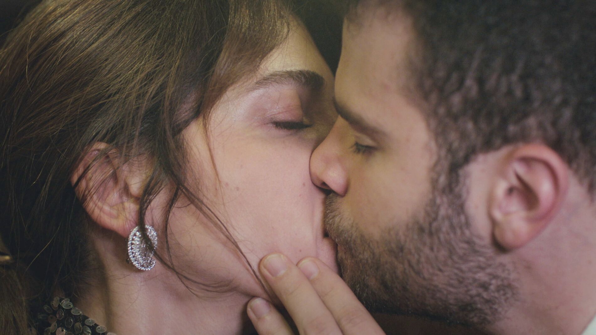 Raif se atreve a dar el paso&hellip; y besa a Ceyda en 'Mujer'