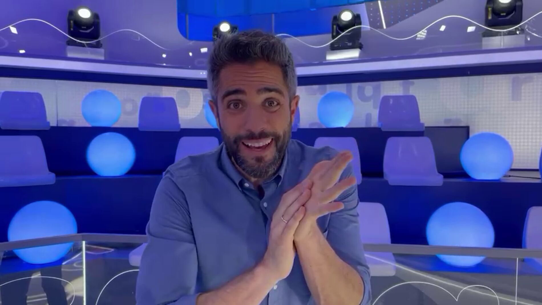 Cantando y dando palmas, Roberto Leal celebra el aniversario de &lsquo;Pasapalabra&rsquo;