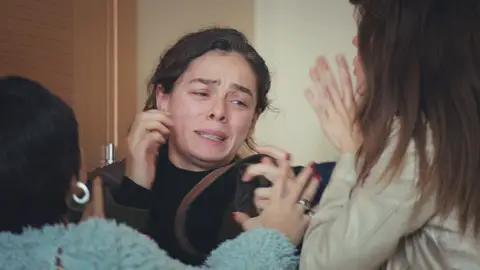 Bahar, al borde del shock cuando descubre el ‘paquete’ que les pide Cem en 'Mujer' Bahar, al borde del shock cuando descubre el ‘paquete’ que les pide Cem en 'Mujer'