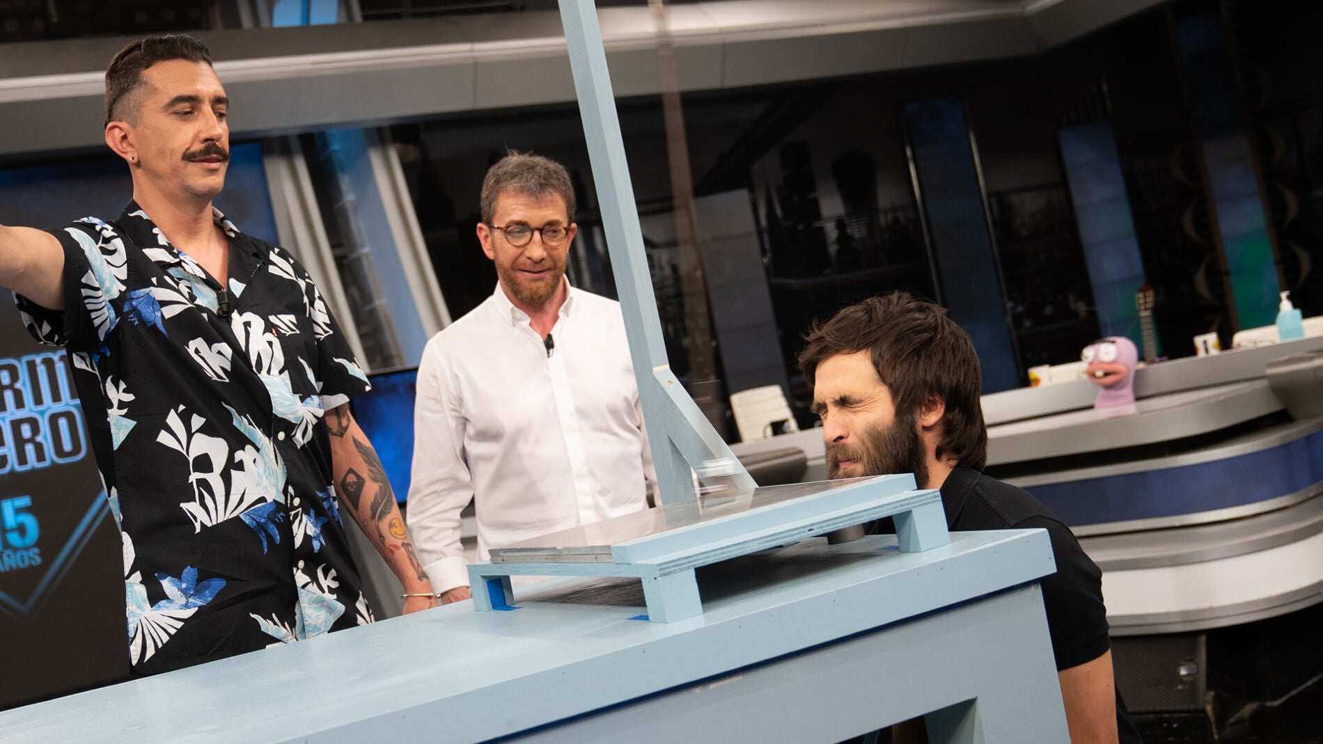 Ricardo Gómez, pura valentía al poner su cara como prueba en el experimento de 'El Hormiguero 3.0'