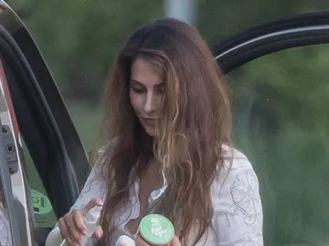 Paloma Cuevas desinfectando un producto para su hija Paloma Cuevas desinfectando un producto para su hija