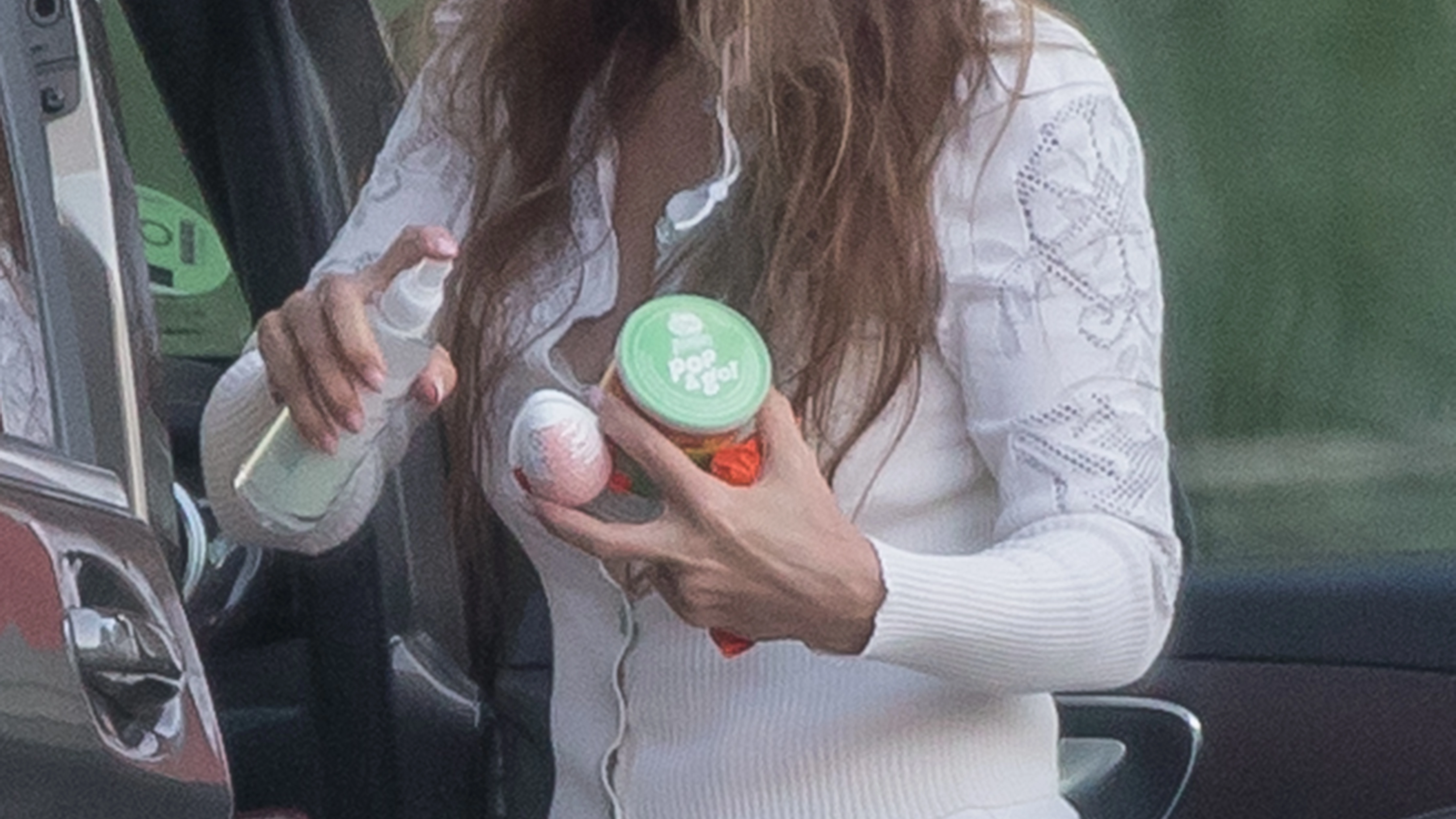 Paloma Cuevas desinfectando un producto para su hija