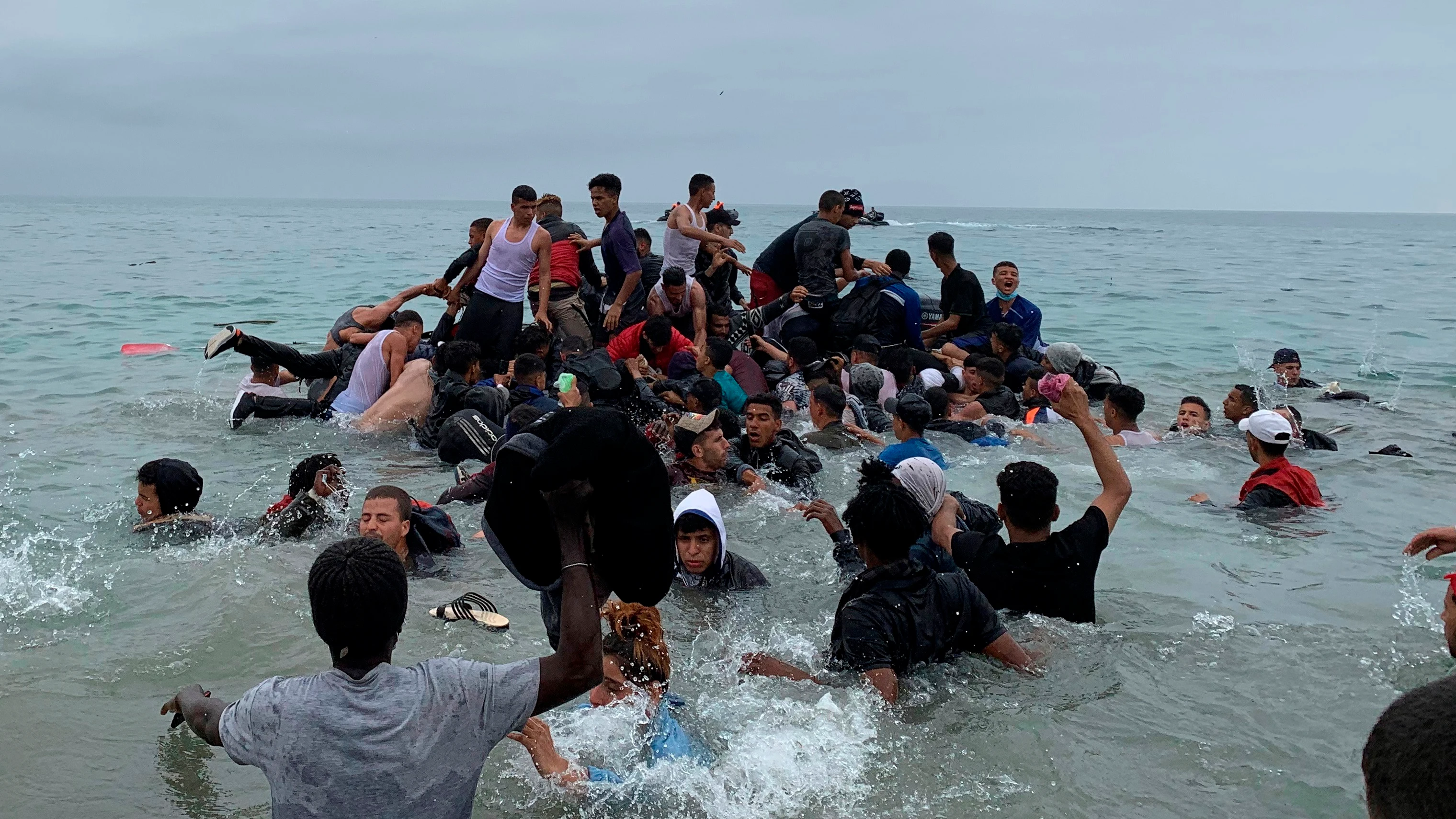 Un grupo de personas se hacen con una embarcaci&oacute;n de las autoridades marroqu&iacute;es en la playa de la localidad de Fnideq (Castillejos) 