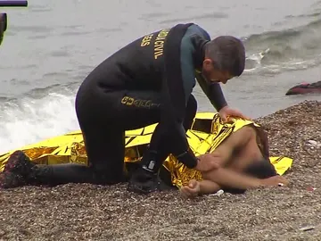 Un guardia civil auxilia a un inmigrante llegado a Ceuta Un guardia civil auxilia a un inmigrante llegado a Ceuta