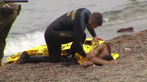 Un guardia civil auxilia a un inmigrante llegado a Ceuta Un guardia civil auxilia a un inmigrante llegado a Ceuta