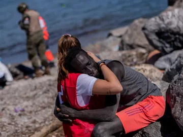 El abrazo entre un migrante y una cooperante de Cruz Roja. El abrazo entre un migrante y una cooperante de Cruz Roja.