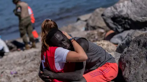 El abrazo entre un migrante y una cooperante de Cruz Roja. El abrazo entre un migrante y una cooperante de Cruz Roja.