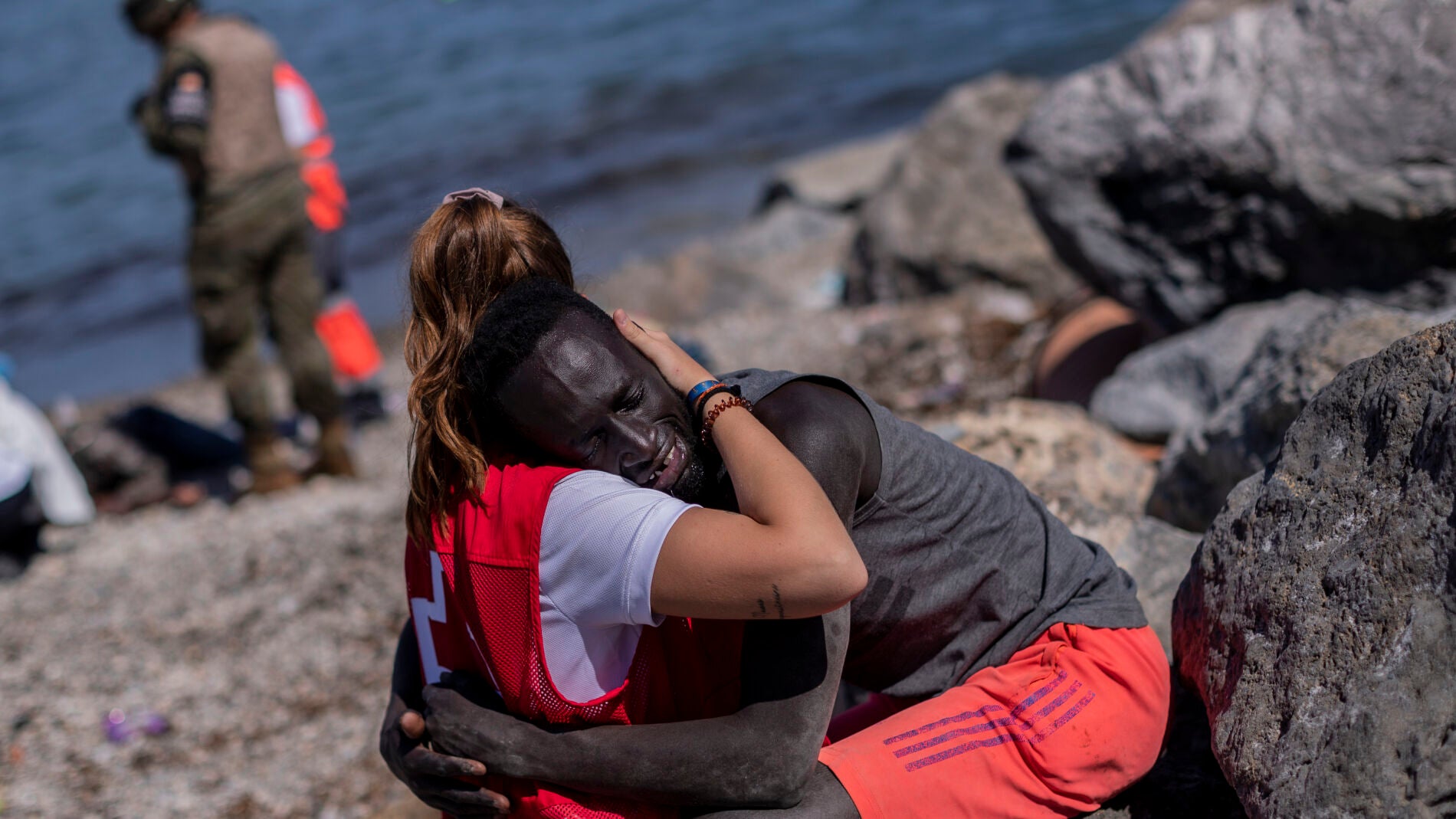 Campaña en redes para apoyar a Luna, la joven de Cruz Roja que consoló a un  inmigrante en Ceuta