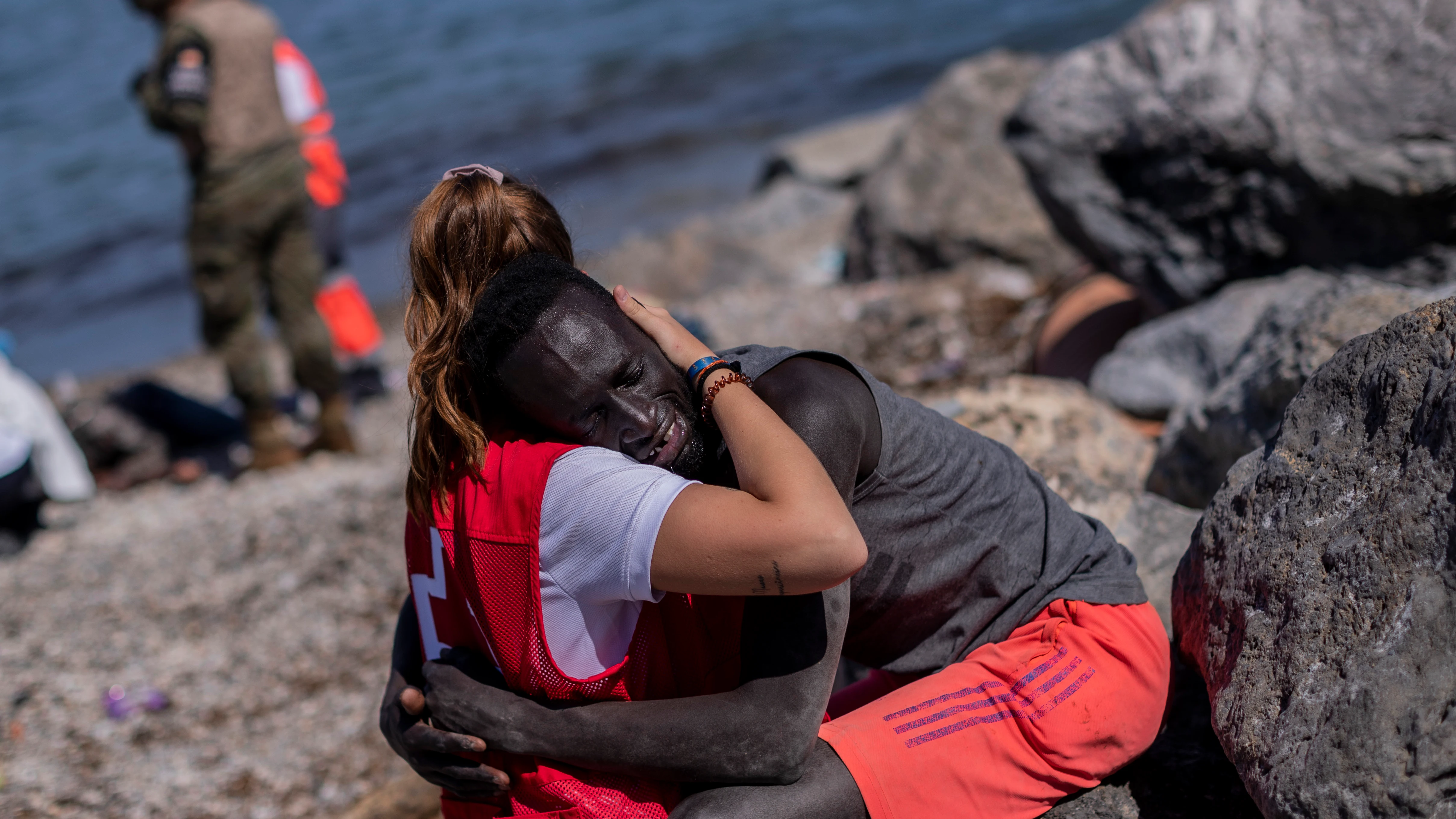 El abrazo entre un migrante y una cooperante de Cruz Roja. El abrazo entre un migrante y una cooperante de Cruz Roja.