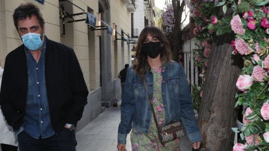 Juan del Val ocupa el lugar de su mujer, Nuria Roca, mientras ella trabaja