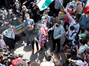 Palestinos queman la bandera de EEUU