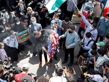 Palestinos queman la bandera de EEUU Palestinos queman la bandera de EEUU