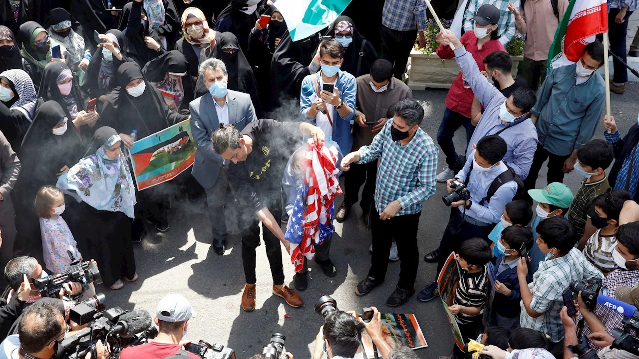 Palestinos queman la bandera de EEUU