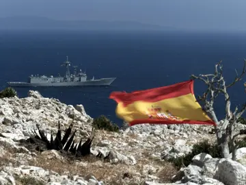 La bandera de España en el Islote de Perejil La bandera de España en el Islote de Perejil