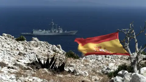 La bandera de España en el Islote de Perejil La bandera de España en el Islote de Perejil