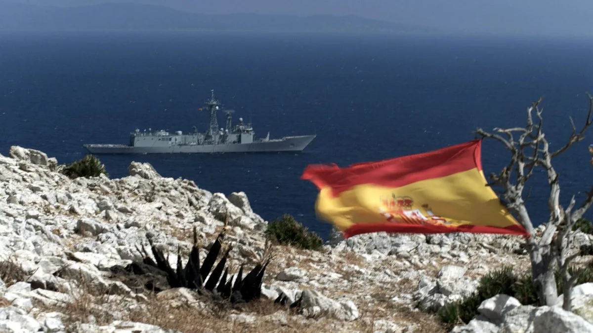 La bandera de España en el Islote de Perejil La bandera de España en el Islote de Perejil