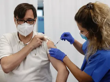 Salvador Illa recibe la primera dosis de la vacuna de Pfizer Salvador Illa recibe la primera dosis de la vacuna de Pfizer