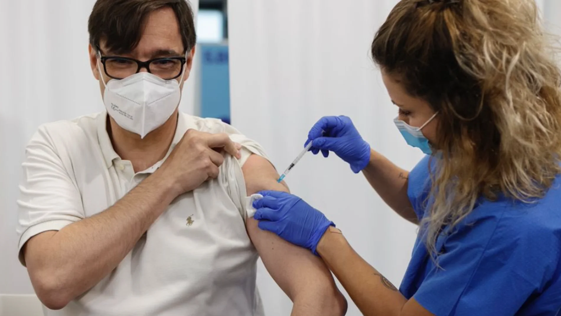 Salvador Illa recibe la primera dosis de la vacuna de Pfizer
