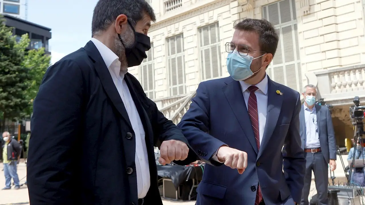 El coordinador nacional de ERC y candidato a la investidura, Pere Aragonès, y el secretario general de JxCat, Jordi Sanchez (i), tras anunciar el acuerdo. El coordinador nacional de ERC y candidato a la investidura, Pere Aragonès, y el secretario general de JxCat, Jordi Sanchez (i), tras anunciar el acuerdo.