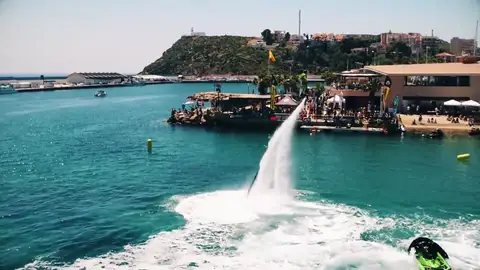 La espectacular modalidad deportiva del flyboard: "Estar ahí arriba 3 minutos es duro" La espectacular modalidad deportiva del flyboard: "Estar ahí arriba 3 minutos es duro"