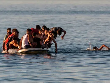 Menores cruzando la frontera de Ceuta Menores cruzando la frontera de Ceuta