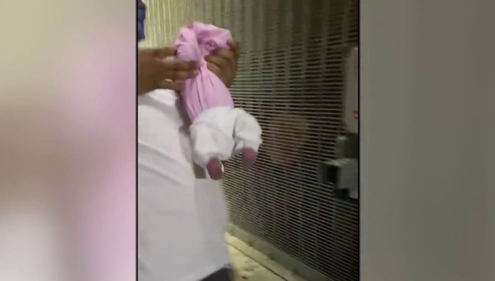 Meten A Su Bebe Recien Nacido Por Un Hueco De La Valla Fronteriza Para Que Pueda Entrar En Ceuta