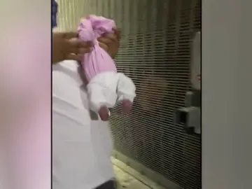 Recién nacido que pasa a Ceuta por un hueco de la valla Recién nacido que pasa a Ceuta por un hueco de la valla