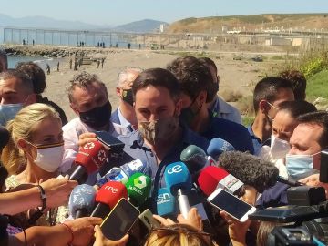 El líder de Vox, Santiago Abascal (c) se dirige a los medios durante su visita a Ceuta este miércoles