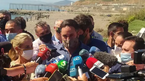 El líder de Vox, Santiago Abascal (c) se dirige a los medios durante su visita a Ceuta este miércoles El líder de Vox, Santiago Abascal (c) se dirige a los medios durante su visita a Ceuta este miércoles