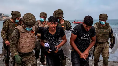 Agentes escoltan a migrantes en Ceuta Ceuta