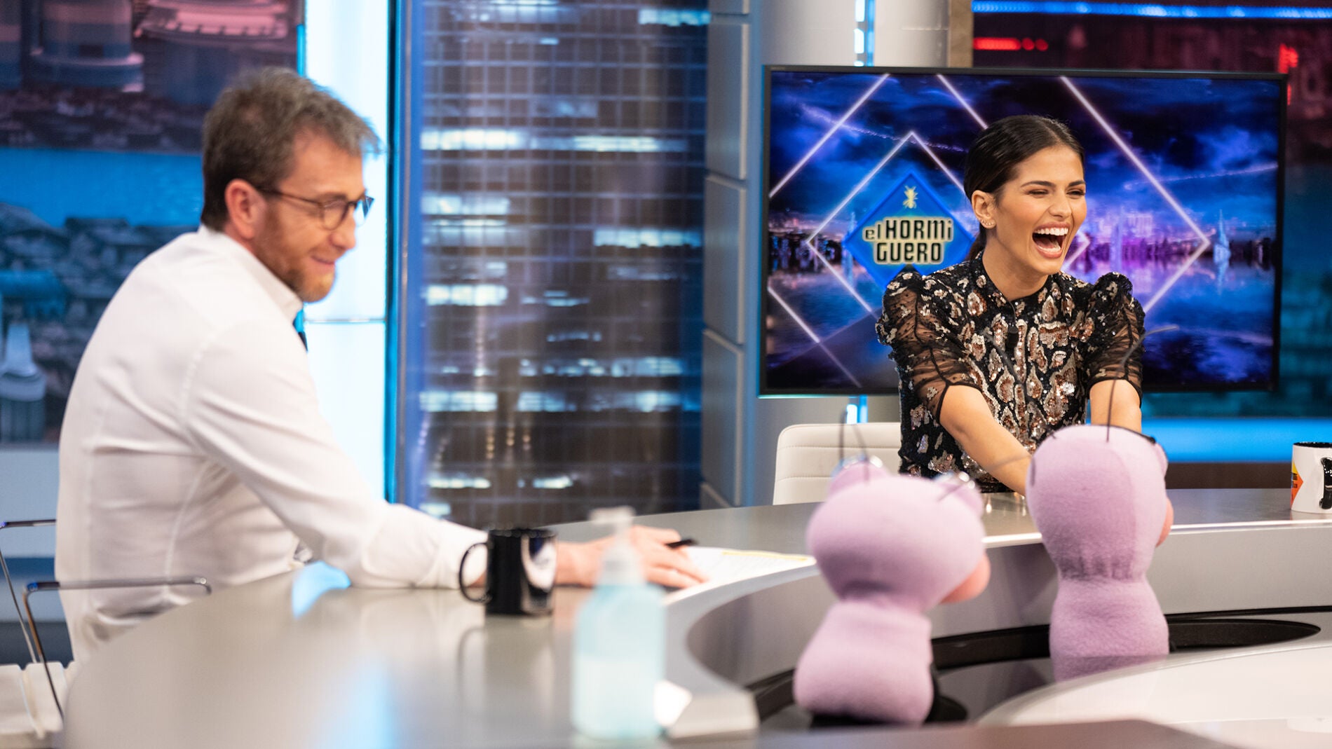 Sara Sálamo alucina con los grandes temazos cantados con varios acentos del mundo