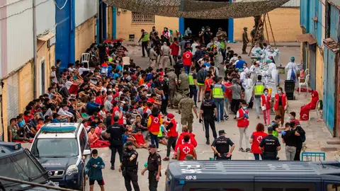Preocupa la situación de los menores marroquíes en Ceuta, deambulan por las calles sin dinero ni comida y duermen en estanterías de almacenes Preocupa la situación de los menores marroquíes en Ceuta, deambulan por las calles sin dinero ni comida y duermen en estanterías de almacenes