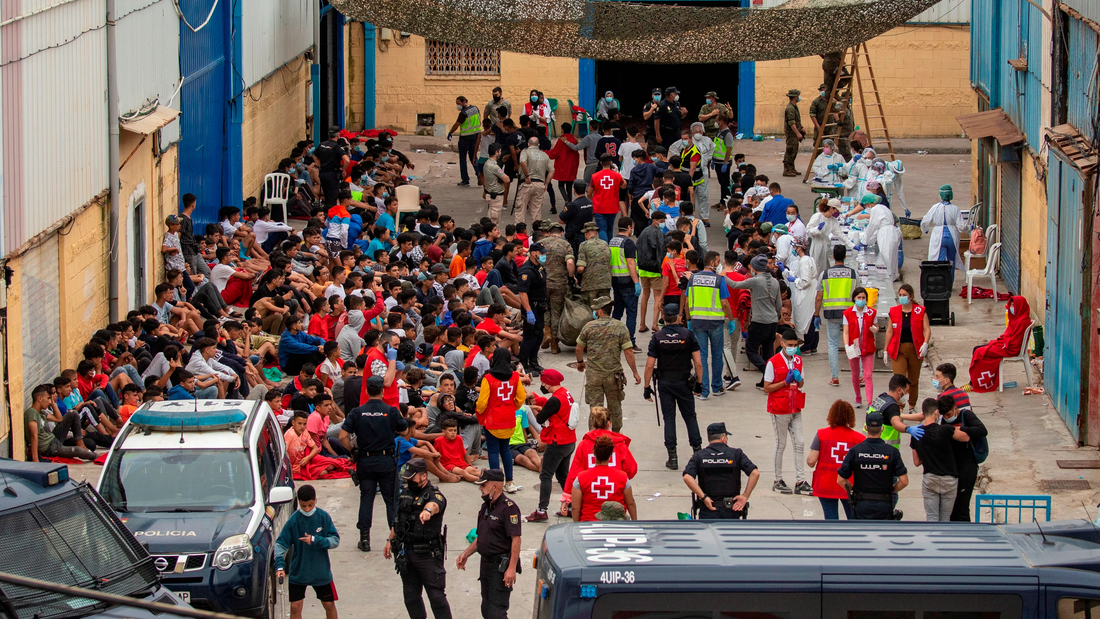 Preocupa la situación de los menores marroquíes en Ceuta, deambulan por las calles sin dinero ni comida y duermen en estanterías de almacenes Preocupa la situación de los menores marroquíes en Ceuta, deambulan por las calles sin dinero ni comida y duermen en estanterías de almacenes