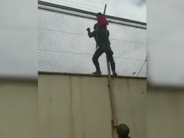 Un grupo de legionarios rescata a un menor en la valla del Tarajal Un grupo de legionarios rescata a un menor en la valla del Tarajal