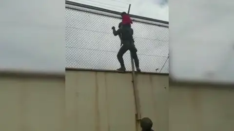 Un grupo de legionarios rescata a un menor en la valla del Tarajal Un grupo de legionarios rescata a un menor en la valla del Tarajal