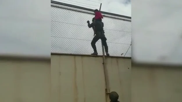 Un grupo de legionarios rescata a un menor en la valla del Tarajal Un grupo de legionarios rescata a un menor en la valla del Tarajal