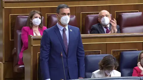 Rifirrafe entre Pablo Casado y Pedro Sánchez por la crisis en Ceuta: "Ha demostrado que le queda grande el Gobierno" Rifirrafe entre Pablo Casado y Pedro Sánchez por la crisis en Ceuta: "Ha demostrado que le queda grande el Gobierno"