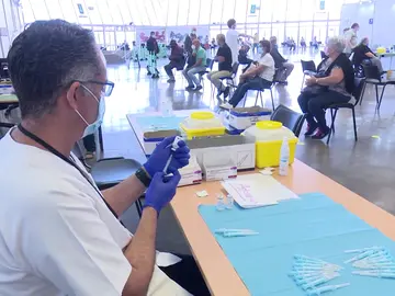 Galicia, Madrid, Andalucía y Cataluña reclaman poder poner la segunda dosis de AstraZeneca Galicia, Madrid, Andalucía y Cataluña reclaman poder poner la segunda dosis de AstraZeneca