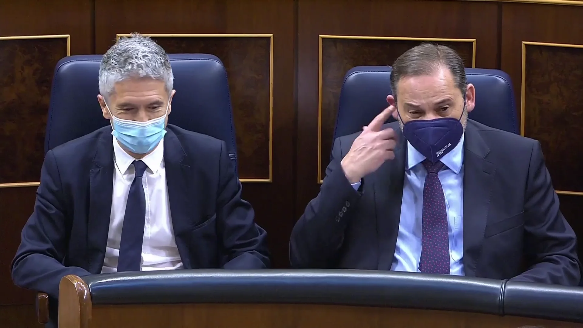 El gesto del ministro Ábalos y la mirada de la ministra Díaz ante el 'rapapolvos' de Iván Espinosa de los Monteros El gesto del ministro Ábalos y la mirada de la ministra Díaz ante el 'rapapolvos' de Iván Espinosa de los Monteros