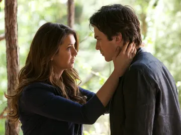 Nina Dobrev e Ian Somerhalder como Elena y Damon en 'Crónicas Vampíricas' Nina Dobrev e Ian Somerhalder como Elena y Damon en 'Crónicas Vampíricas'