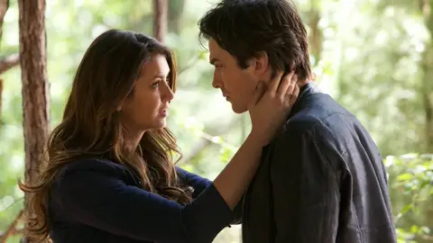 Nina Dobrev e Ian Somerhalder como Elena y Damon en 'Crónicas Vampíricas' Nina Dobrev e Ian Somerhalder como Elena y Damon en 'Crónicas Vampíricas'
