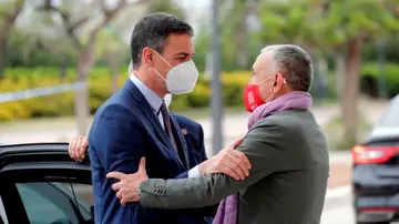 El presidente del Gobierno, Pedro Sánchez, saluda secretario general de UGT, Pepe Álvarez El presidente del Gobierno, Pedro Sánchez, saluda secretario general de UGT, Pepe Álvarez